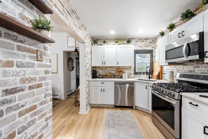 Private kitchen - Steps Away from NYC skyline - 15 mins from MetLife Stadium, Backyard & Terrace (West New York)