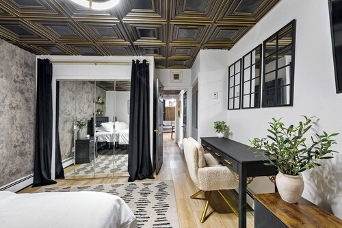 Steps Away from NYC skyline - 15 mins from MetLife Stadium, Backyard & Terrace