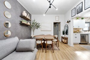 Living area - Steps Away from NYC skyline - 15 mins from MetLife Stadium, Backyard & Terrace (West New York)