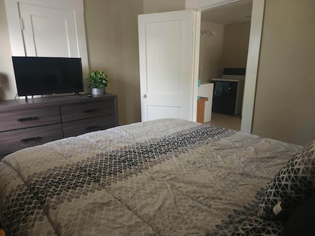 2 bedrooms, iron/ironing board, free WiFi, bed sheets. The Berlin Basecamp - Where Trails Meet Comfort