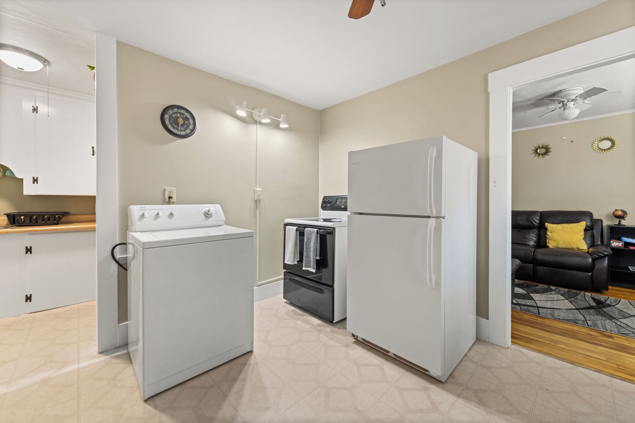 Cocina pequeña con lavadora, estufa y refrigerador.