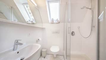 Ein modernes Badezimmer mit Waschbecken, Toilette und Dusche.