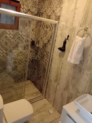 Shower, free toiletries, hair dryer, towels - DAFFNE PANSİYON (MERKEZ)