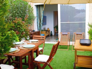 Outdoor dining - Just 50 meters from the Marines de Cogolin beach! (Cogolin)