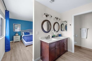 4 bedrooms, iron/ironing board, travel cot, WiFi - Designer Mesa Home: Pool, Foosball & Pergola BBQ (Mesa)
