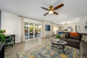 TV, table football, offices - Designer Mesa Home: Pool, Foosball & Pergola BBQ (Mesa)
