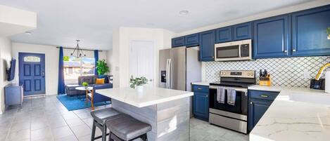 Réfrigérateur, four à micro-ondes, un four, surface de cuisson