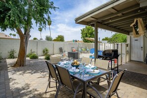 Outdoor dining - Private Pool, Games & BBQ Near State Farm Stadium (Glendale)