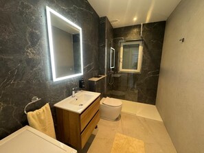 Towels, soap, toilet paper - Elegant One-Bedroom Apartment with Balcony Close to the Beach (Marsalforn)