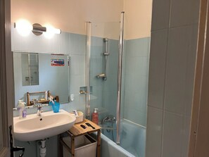Hair dryer, soap, toilet paper - THE BLUE HOUSE (Grimaud)
