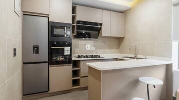 Lejlighed | Privat køkken | Mikrobølgeovn, ovn, kogeplade, køkkentøj/tallerkener/redskaber