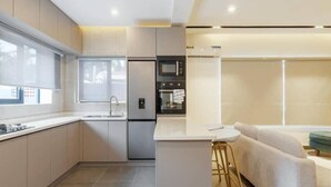 公寓 | 私人廚房 | 微波爐、焗爐、爐具、廚房用具/餐具/器皿