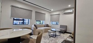 Appartamento, balcone | Area soggiorno