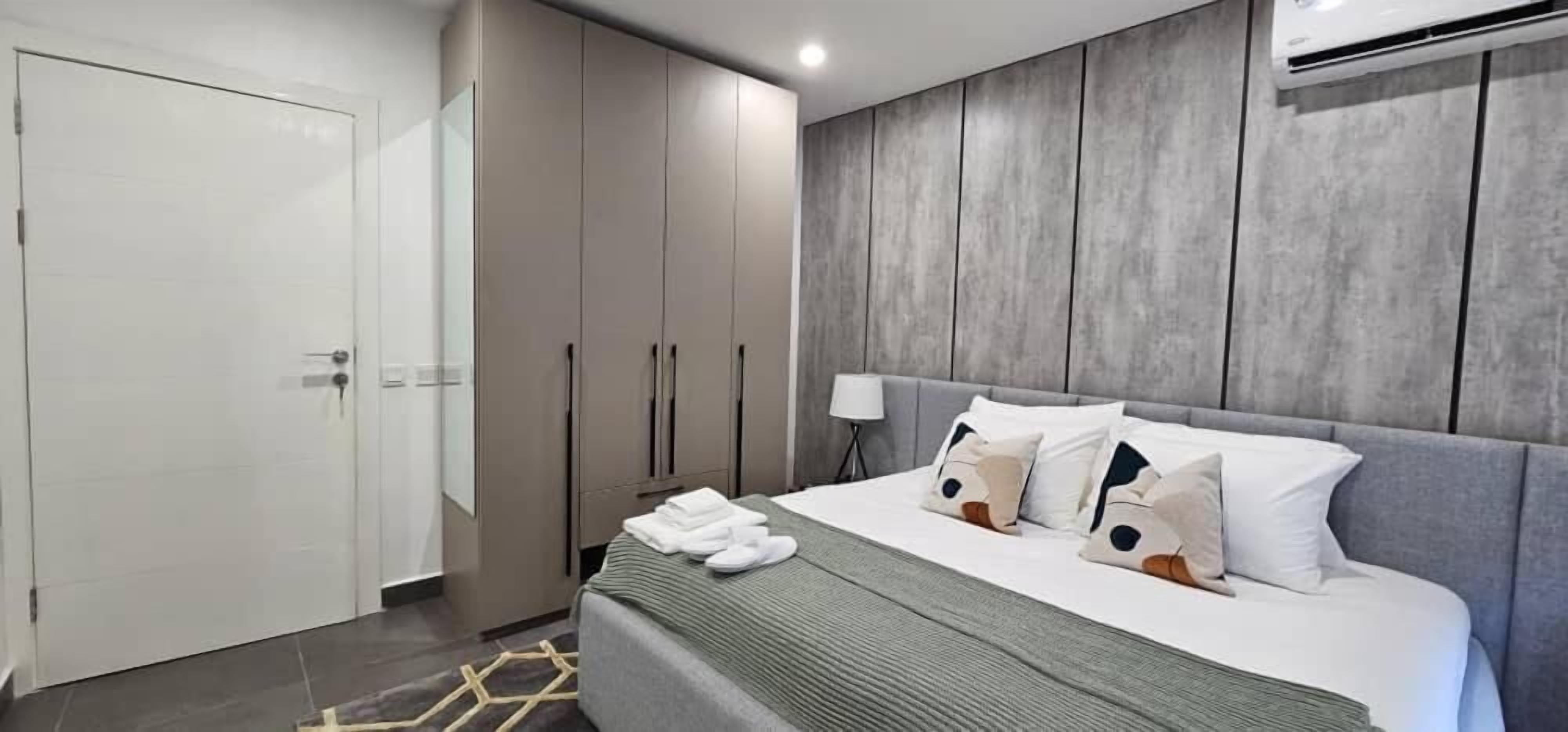 Blackout curtains, soundproofing, iron/ironing board, free WiFi