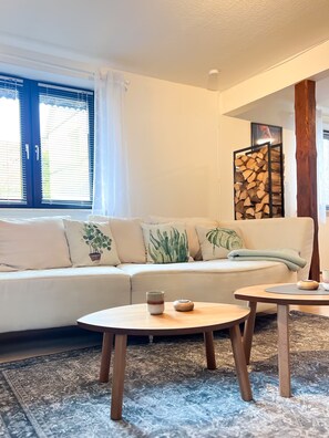 TV, fireplace, DVD player - Immergrün Apartment – Your Relaxing Retreat with Heart & Dog in the Countryside (Stetten am kalten Markt)