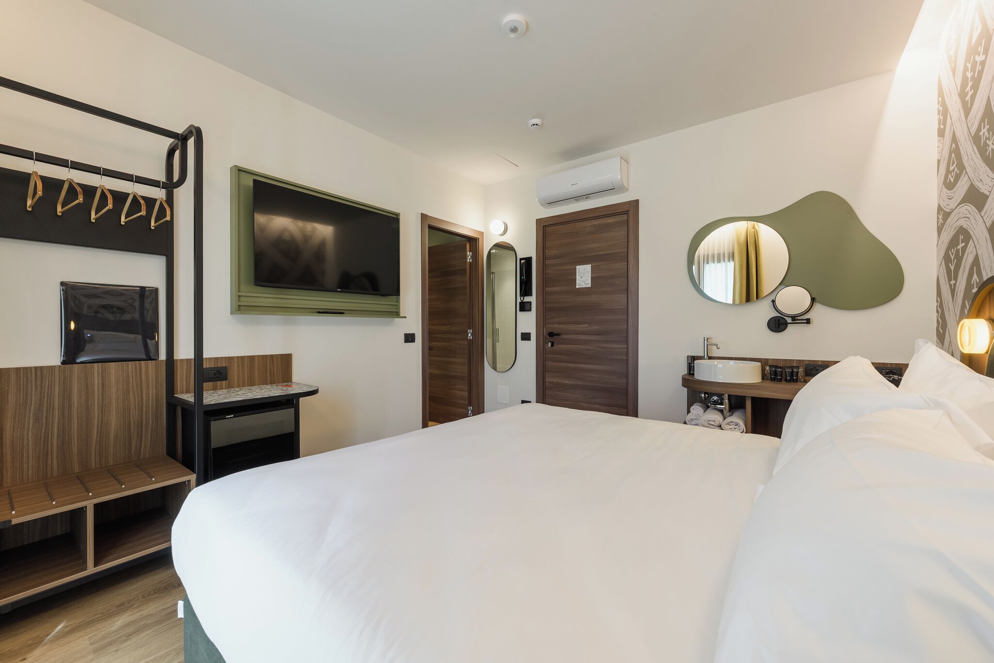 Hypo-allergenic bedding, minibar, in-room safe, soundproofing