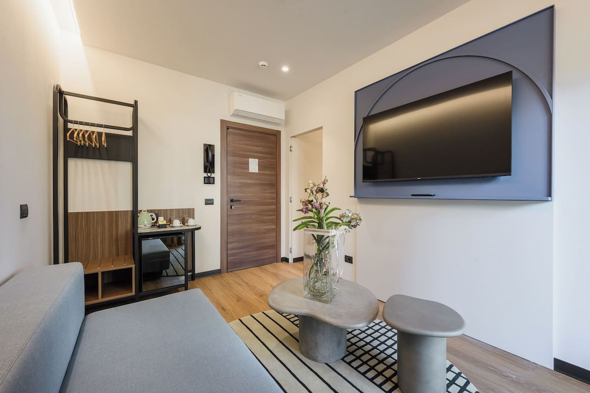 Hypo-allergenic bedding, minibar, in-room safe, soundproofing