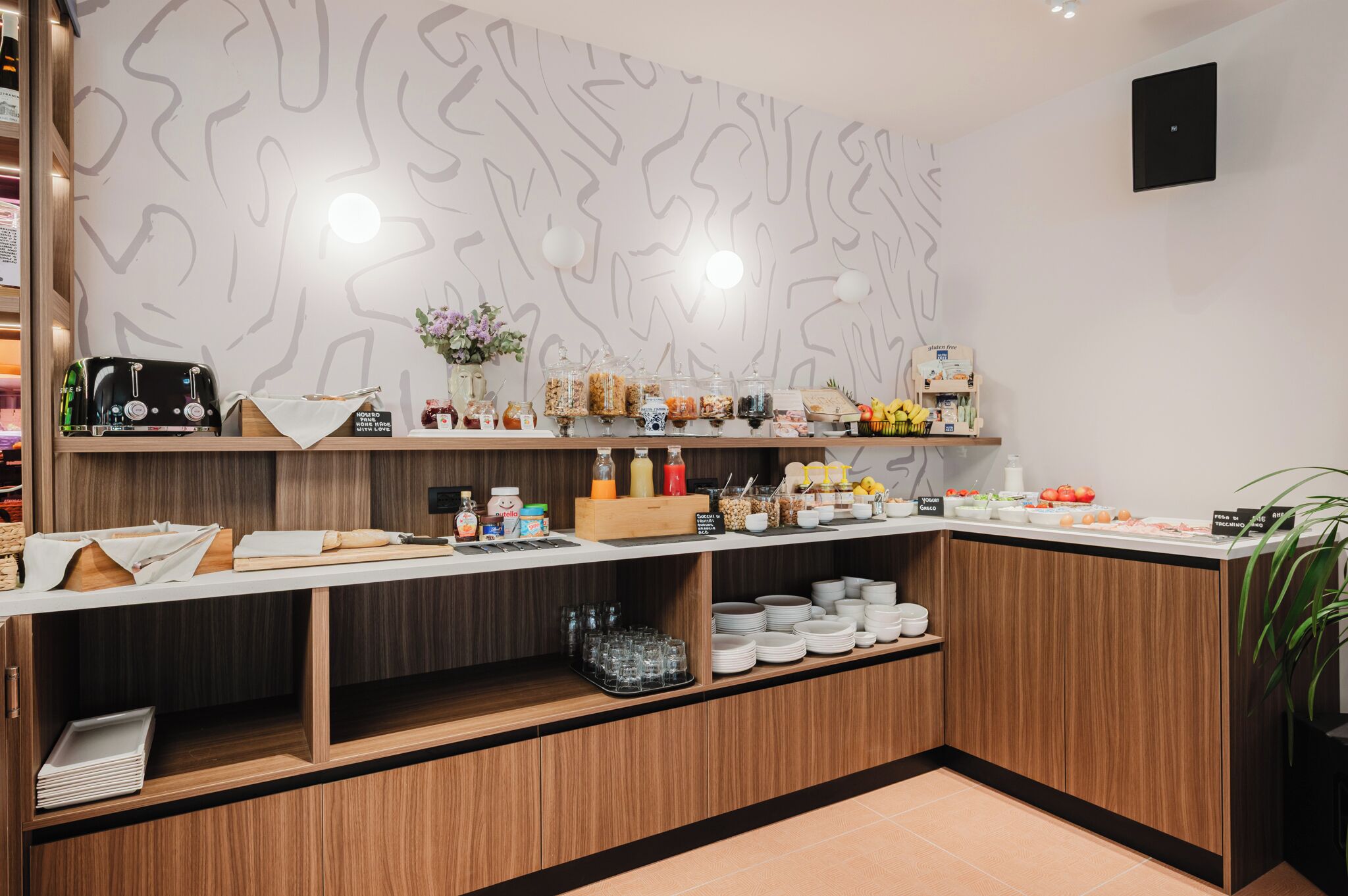 Una cocina moderna con armarios de madera, salpicadero de mármol y diversos alimentos y utensilios de cocina.