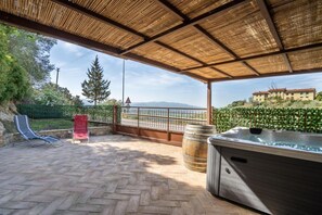 Terrace/patio - Sant'Antimo Montalcino Holiday Home with Garden View and Private Parking (Montalcino)