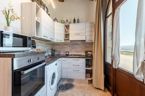 Cafetera y tetera, refrigerador, microondas y horno