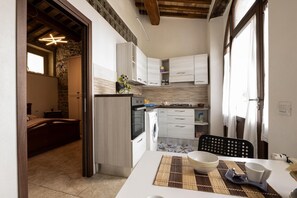 Fridge, microwave, oven, stovetop - Sant'Antimo Montalcino Holiday Home with Garden View and Private Parking (Montalcino)