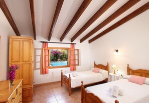 3 chambres, fer et planche à repasser, Wi-Fi, draps fournis