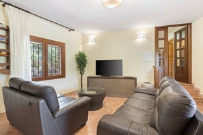 Een televisie en een open haard