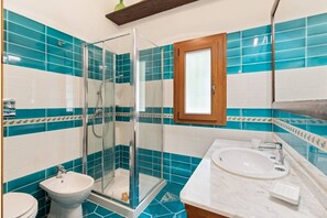 Shower, hair dryer, bidet, towels - Villa Luce, surrounded by greenery a short distance from the sea (Torre Delle Stelle (Maracalagonis))
