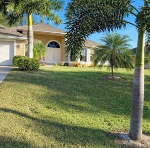 Exterior - "The Tipsy Turtle"
Beautiful 4bdrm house in Cape Coral with heated pool & canal. (Cape Coral)