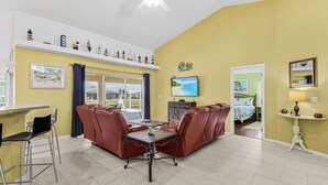 Una habitación con comedor, televisor y cama.