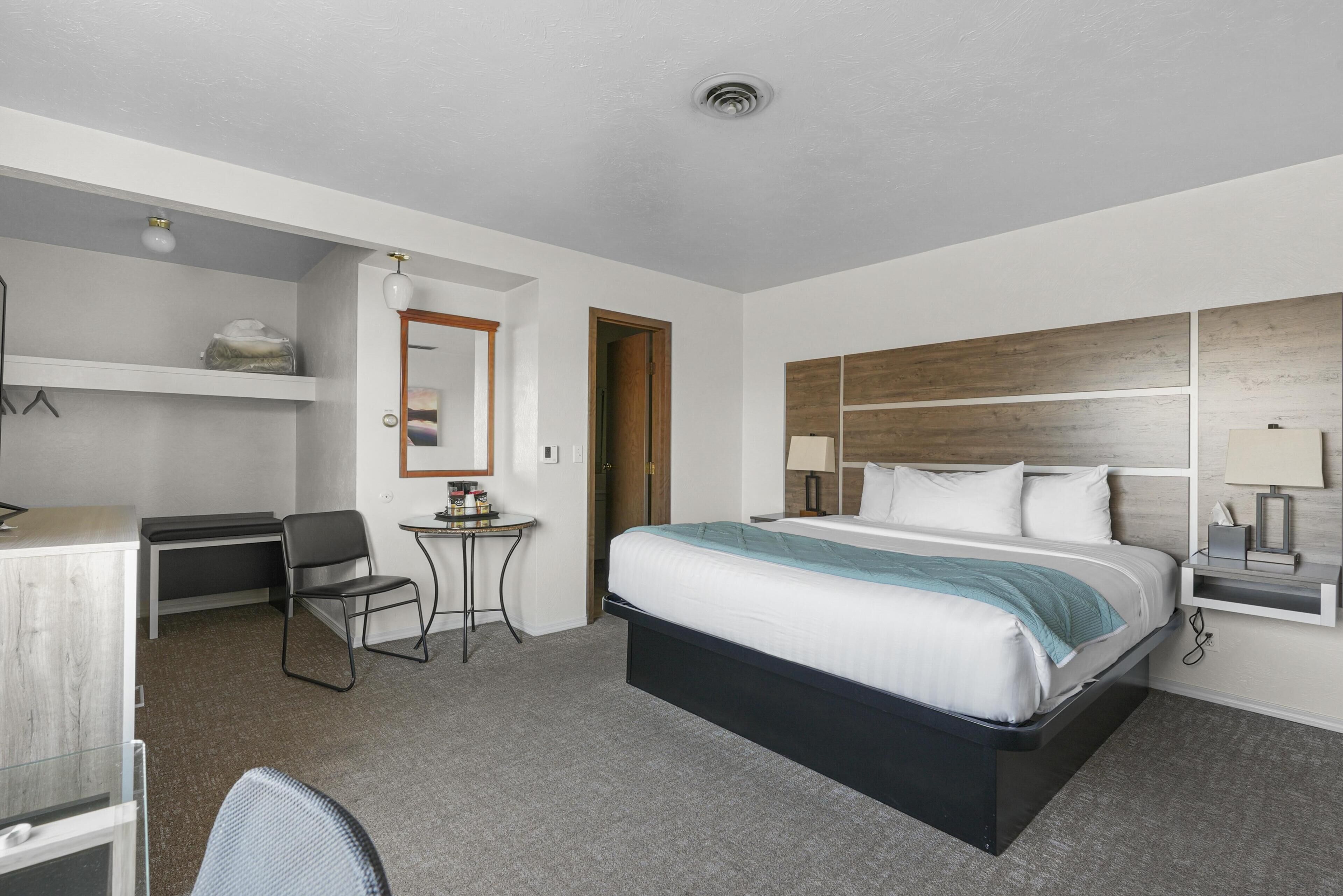 1 habitación, tabla de planchar con plancha, wifi y ropa de cama 