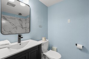 Chuveiro, secador de cabelo, toalhas de banho, sabonete