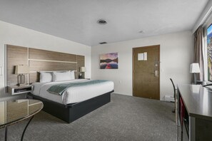 1 bedroom, iron/ironing board, WiFi, bed sheets - Charming King Room with Peaceful Setting & Lake Views (Polson)