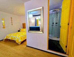 Desk, iron/ironing board, WiFi, bed sheets - Suite Amarilla Amplia, Iluminada Hasta 5 viajeros (Mexico City)
