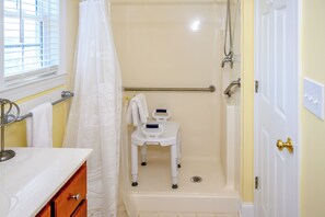 Shower, hair dryer, towels, toilet paper - 3-bedroom cottage in Holden Beach steps away from the Public Beach Access (Holden Beach)