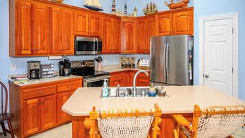 Coffee/tea maker, fridge, microwave, oven