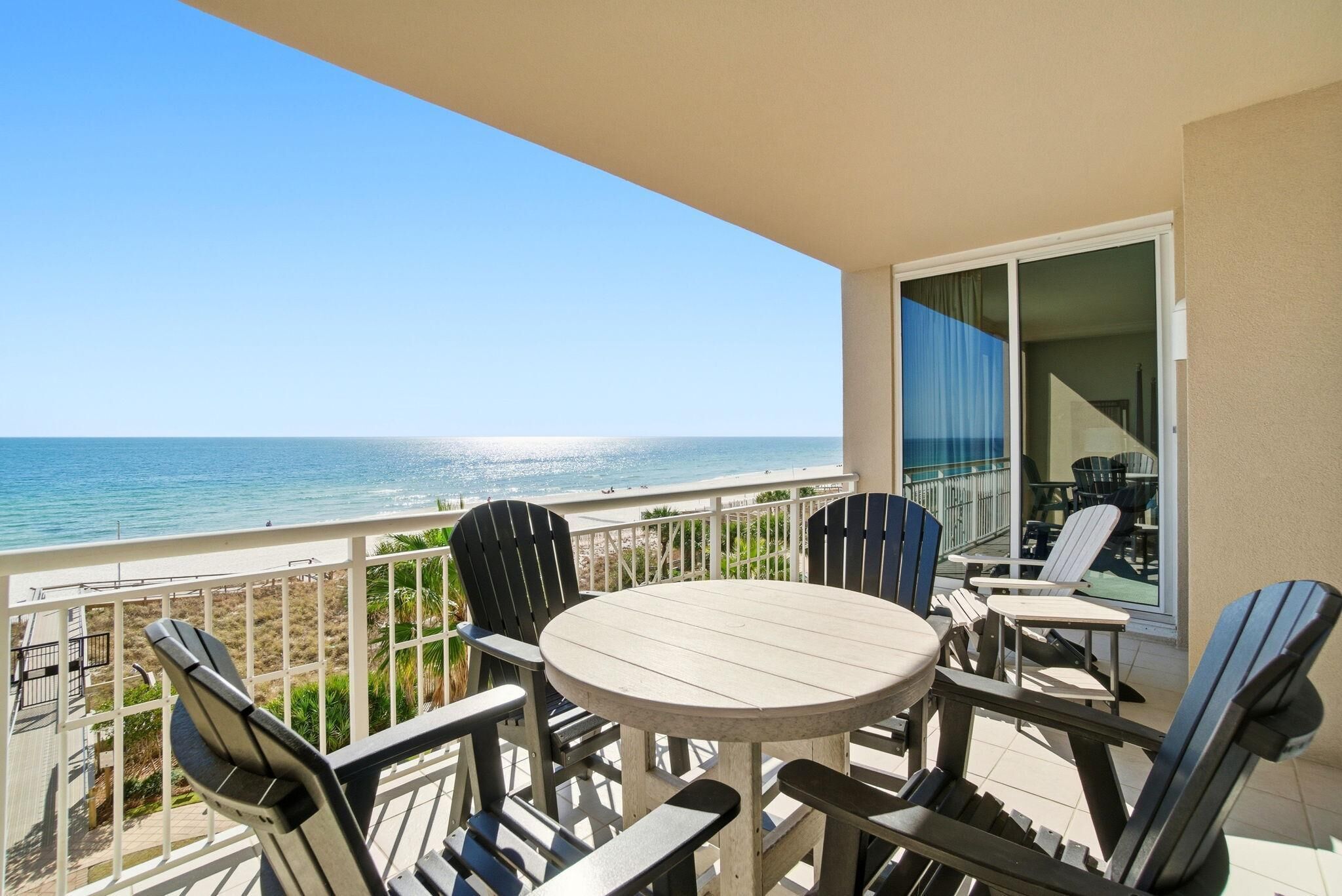 Apartamento, varias camas (Indigo West 403) | Restaurante al aire libre