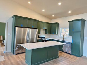 Refrigerador, microondas, horno y lavavajillas 