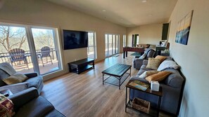 Televisión, chimenea, futbolito y libros 