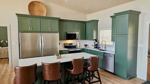 Refrigerador, microondas, horno y lavavajillas 