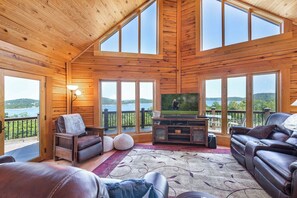 Tv, dvd-afspiller, bordtennisbord, bøger