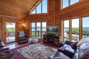 Télévision, lecteur de DVD, table de tennis de table, livres