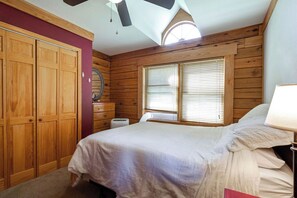 Una scrivania, ferro/asse da stiro, culla da viaggio, Wi-Fi gratuito