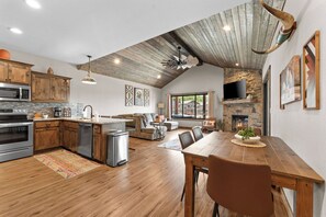 ثلاجة، ميكروويف، فرن، موقد طهي مسطح