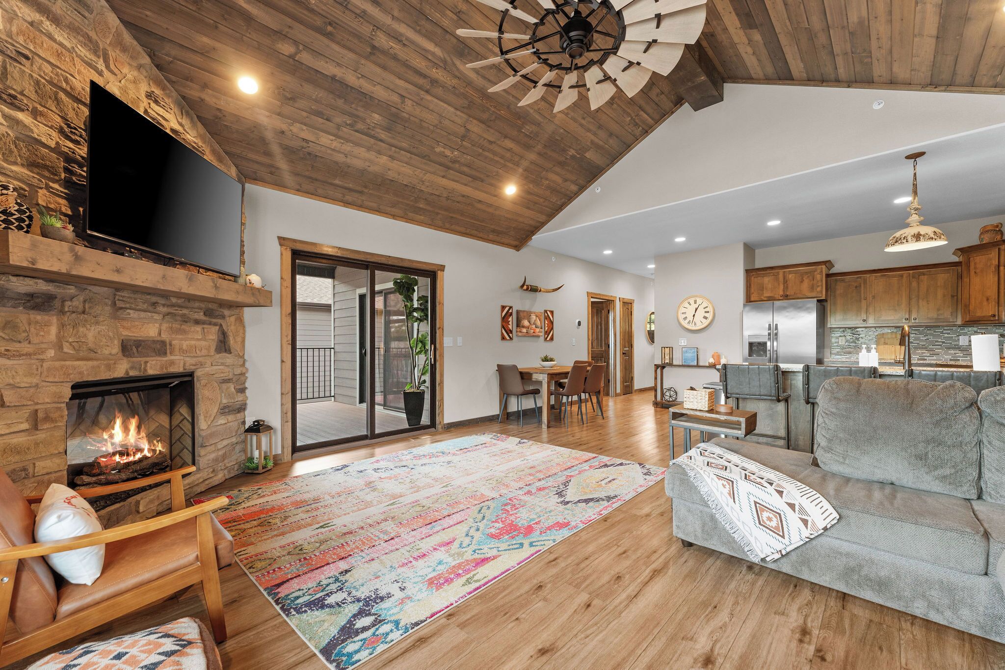 Smart TV, fireplace