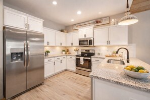 Frigorifero, microonde, forno, piano cottura