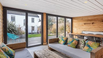 Smart TV, lareira, aparelho de som