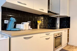 Micro-ondes, four, plaque de cuisson