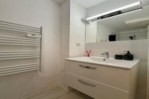 Douche, sèche-cheveux, serviettes fournies, savon