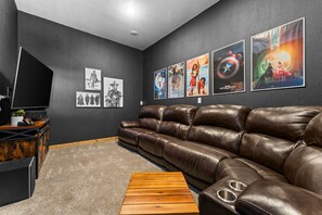 Smart TV, fireplace, books - 3 bdrm w Private Hot Tub, Media Room & Boat Slip! (Branson)